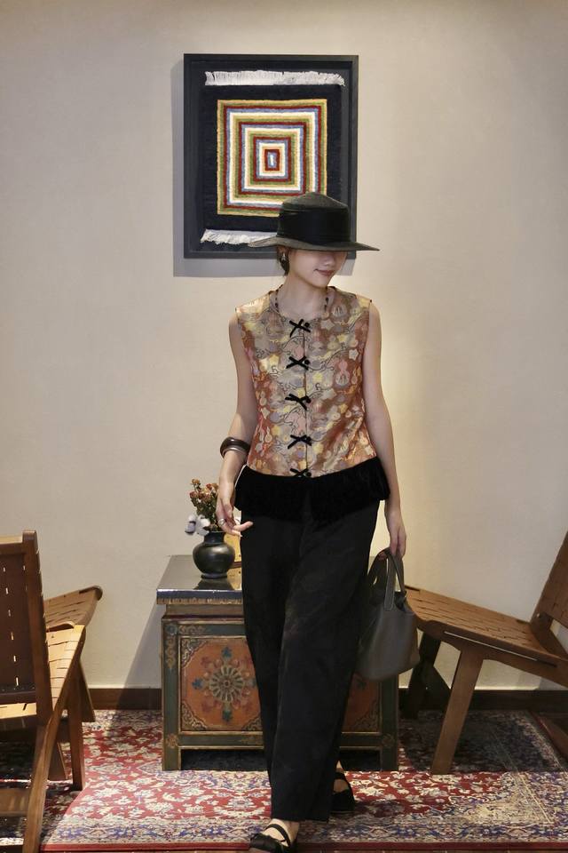 Popular fashion all-match high-quality silk velvet patchwork vest is shipped. A