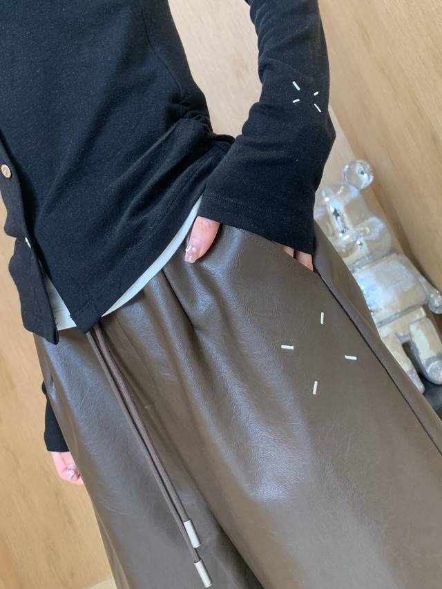 25 Hot new arrival in the second half of the season Margiela brown leather pants