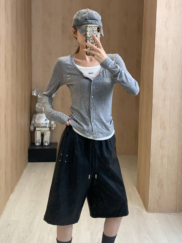 25 Hot new arrival in the second half of the season Margiela black leather pants