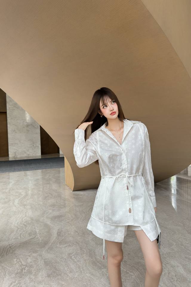 Louis Vuitt*On Ss new model is now in high demand! Custom-made imported monogram