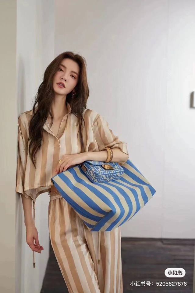 Fend* Fendi's new short-sleeved top is a goddess-like piece, made of silky soft