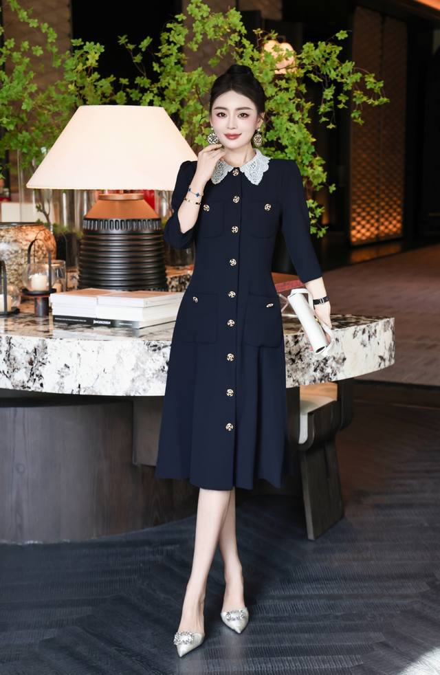 Autumn and winter woven fabric is soft and delicate with a good drape. The colla