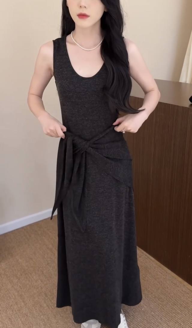 The hot style is coming. The minimalist shawl two-piece dress vest skirt outline