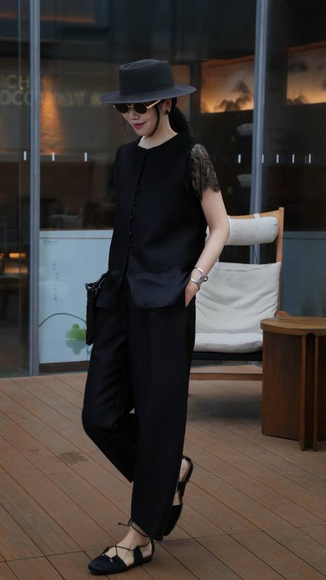 High-end light luxury silk and wool three-piece suit. Vest + lace top + scimitar
