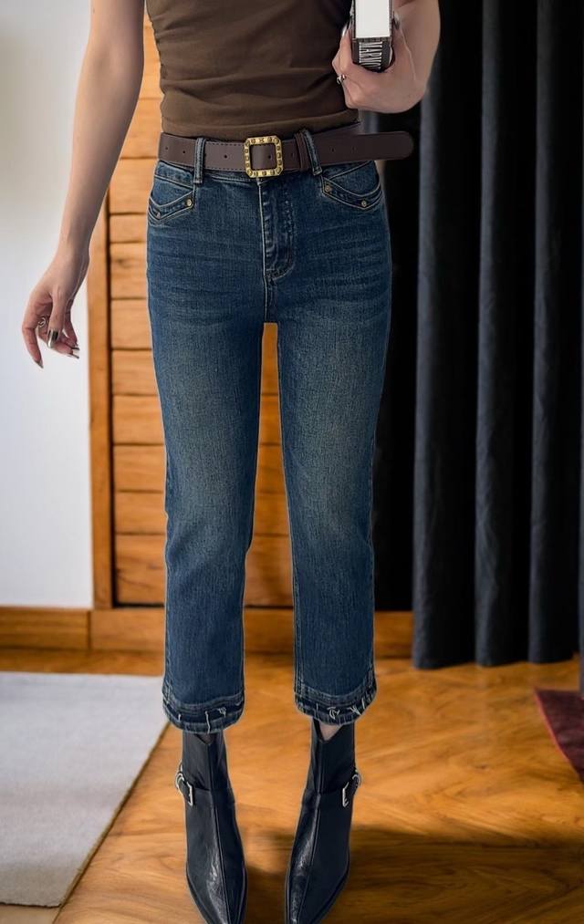 A European-designed skinny jeans, a stylish and practical treasure. Classic deni