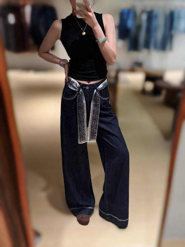 European hot-selling straight jeans. The deep denim blue has an exceptional tex
