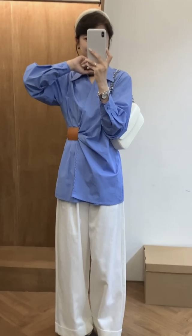 Temperamental leather waisted V-neck shirt The waisted design has a relaxed and