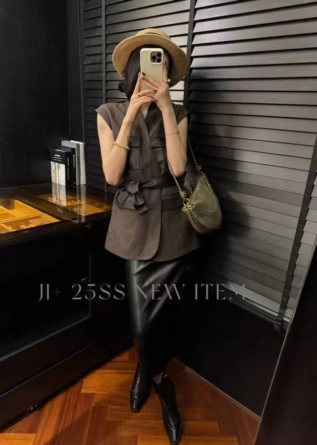 The high-grade leather lace-up vest with protein leather pockets collides with t