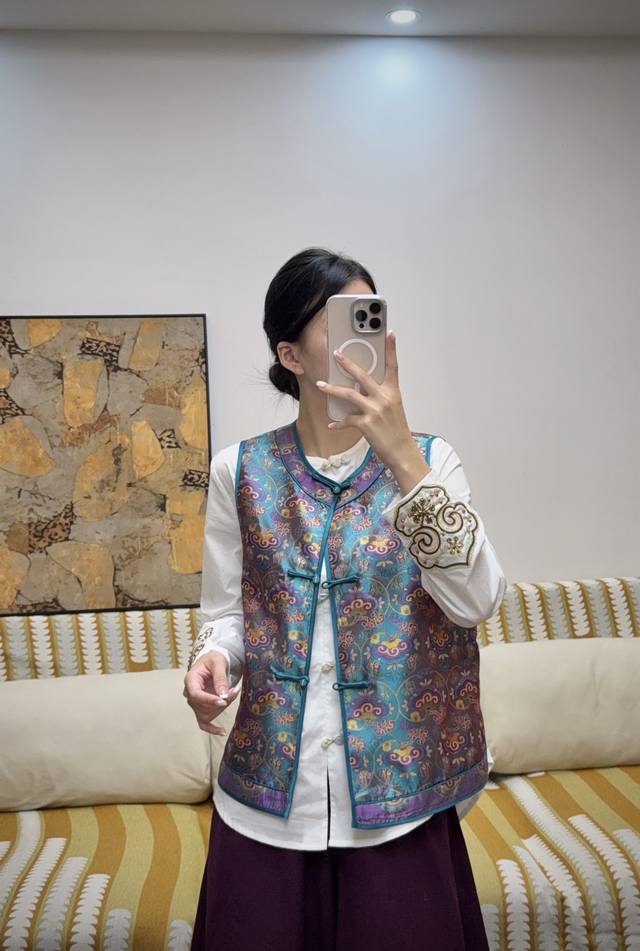 Cloud Pattern Elegant Silk Blended VestThe main color of blue and purple is mat