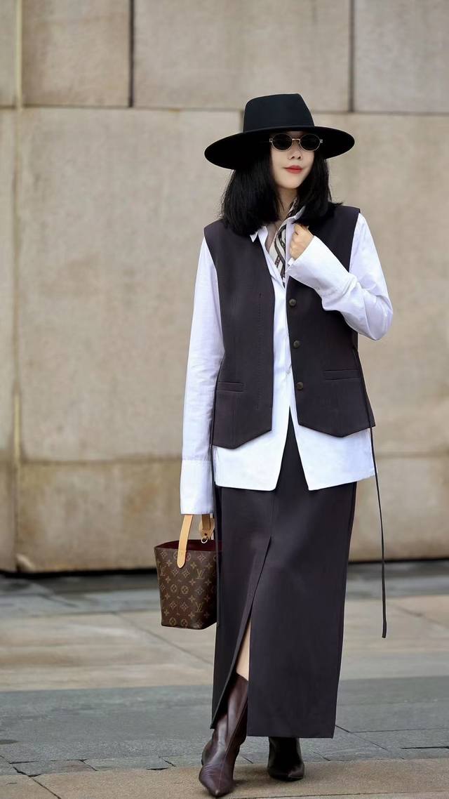 Highly recommended: this popular acetate wool suit exudes premium texture and e