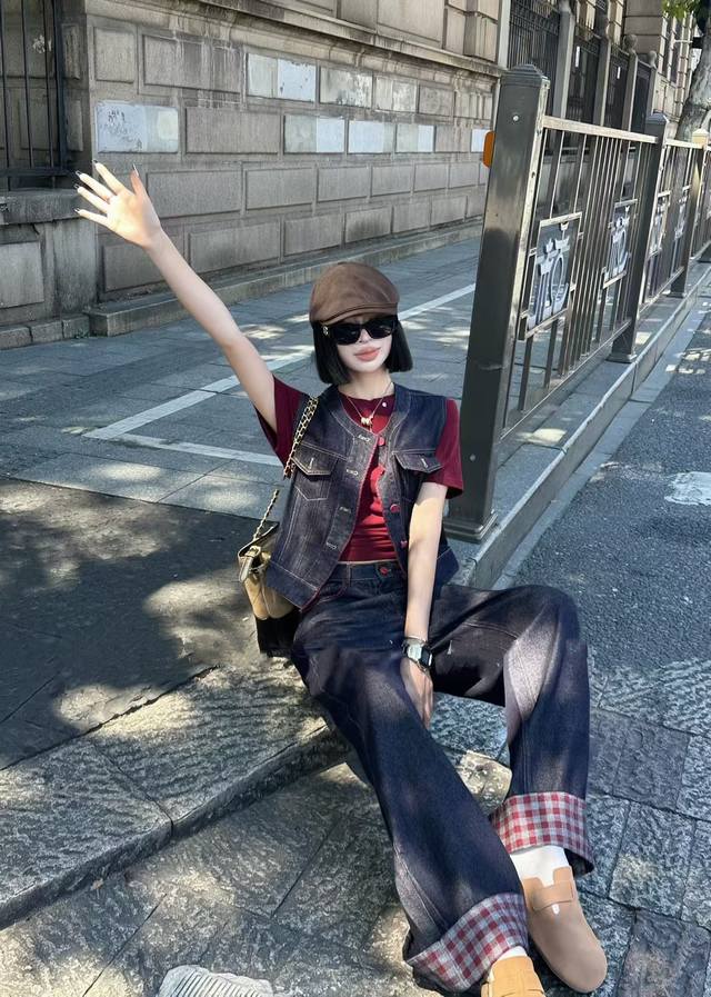 Strongly recommend the hot-selling denim suit. The design is retro and elegant.