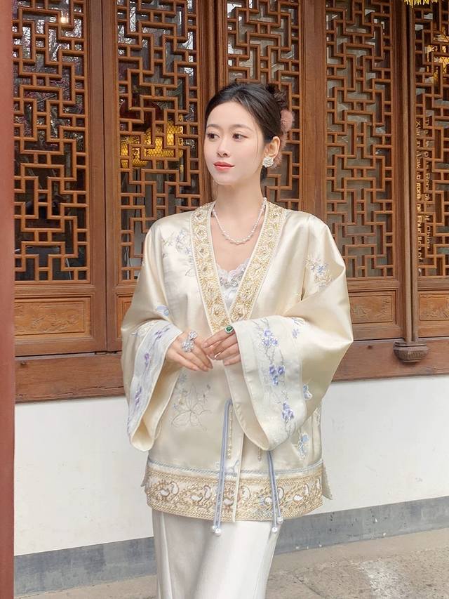 The moon-colored butterfly shadow is elegant and graceful. The beaded embroidere