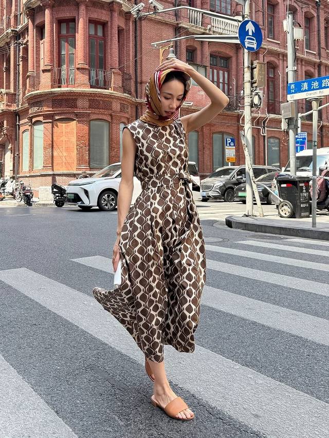 M's latest dress is shipped with a large swing, elegant and noble temperament. H