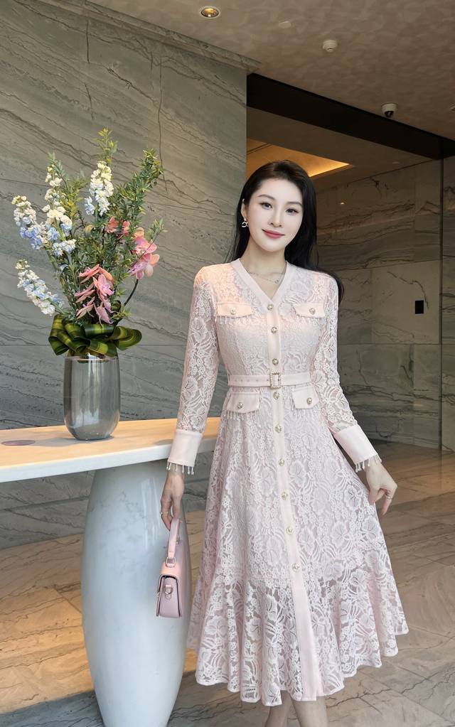 New European lace dress! Fashionable lace hollow dress, slimming and slimming w