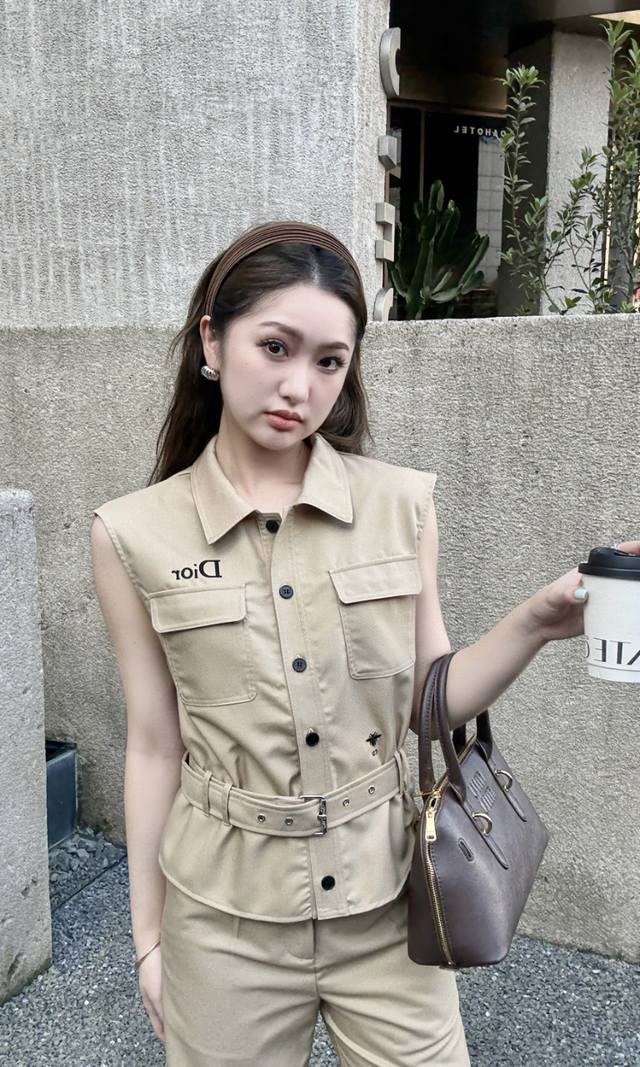 Christian Dio* Ss's new suit is another fashionista's favorite! Exquisite detail