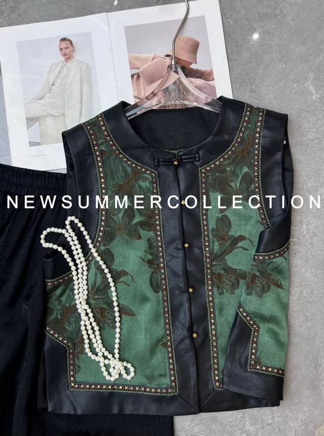 High-quality textured color-blocked jacquard new Chinese-style vest. Classic box