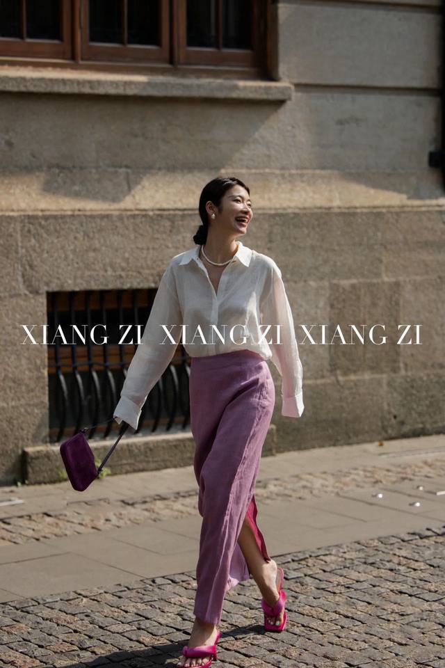 A perfect summer outfit! This linen skirt is clean and simple, with a natural, r