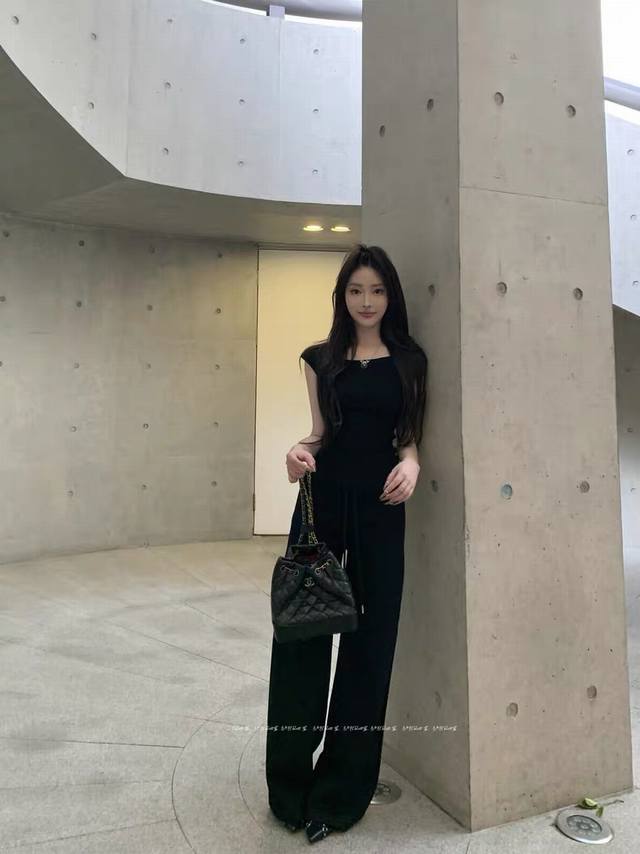 Casual, lazy and versatile casual pants with a rhinestone waistband. The straigh