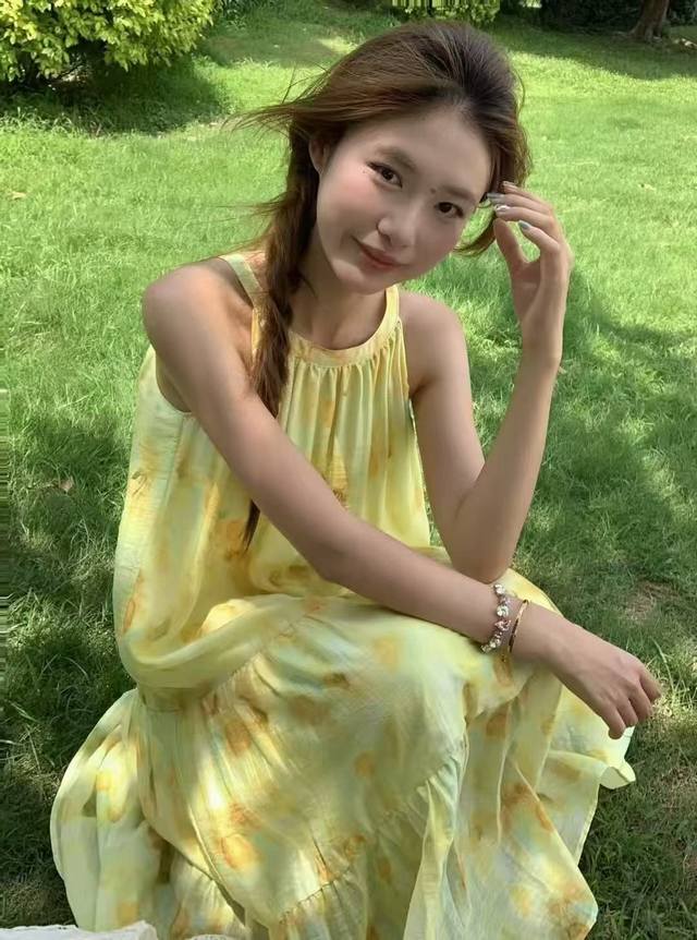 Hot item recommendation: Gentle and elegant slimming suspender dress. The multi-