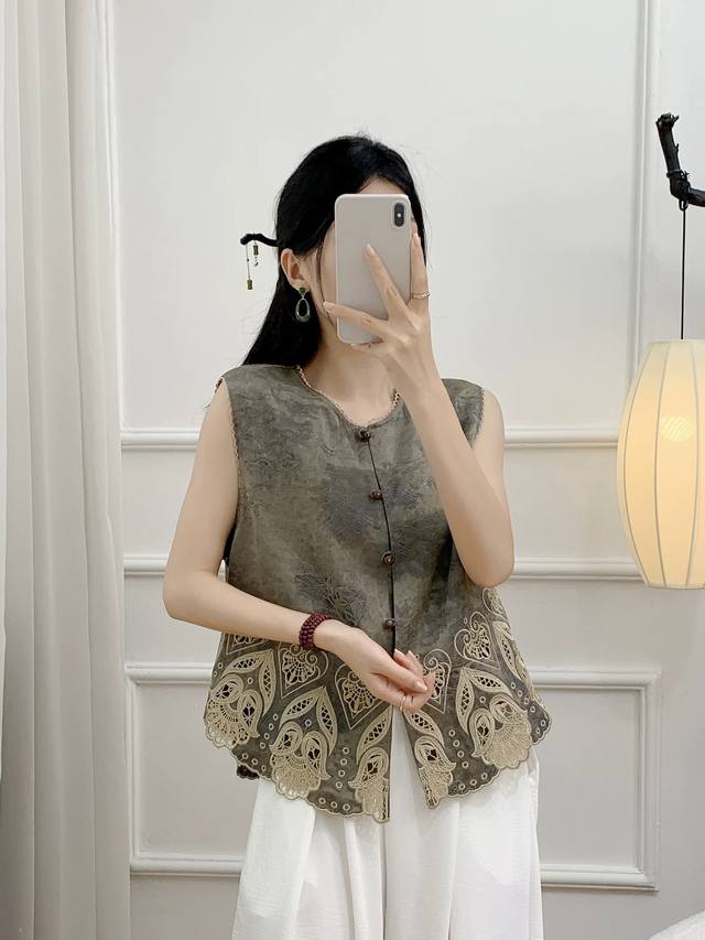 The Zen new Chinese jacquard embroidered vest is exquisite and durable. It is fu