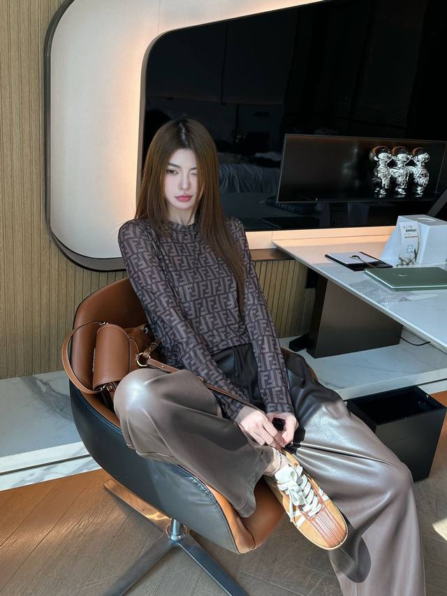 Ff Classic Logo mesh sunscreen top. A classic style with a delicate and soft tex