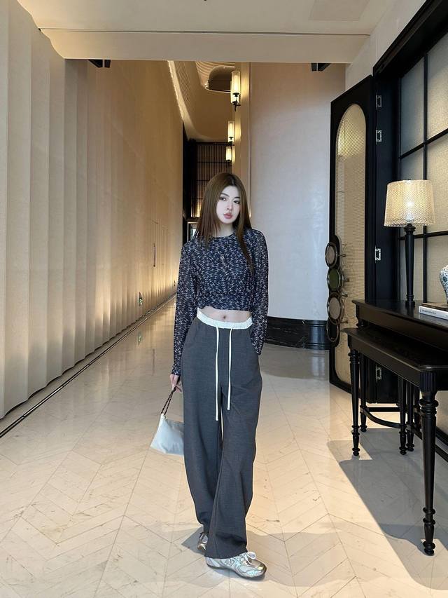 Chanel double C printed mesh bottoming shirt is a versatile daily item. The rou