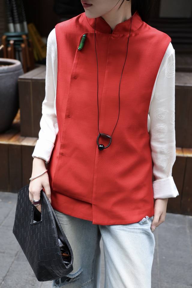 High quality silk wool vestGreen jade buckle embellishment makes it more refined