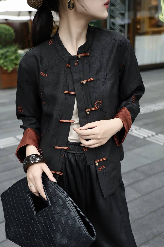 Hot new arrival Crackle pattern shantung yarn embroidered jacket Fabric: 100% mu