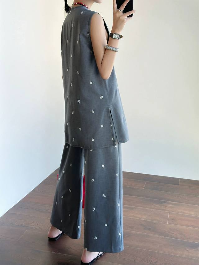 Heavy embroidery suits shipped in large quantities. Heavy-duty three-dimensional