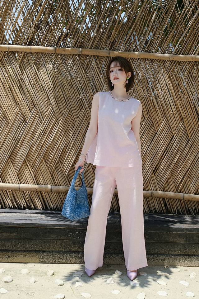 Old money style casual high-end luxury linen suit, neat and refreshing sleeveles