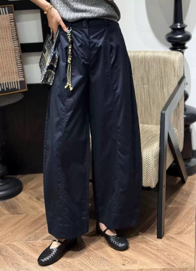 New design sense of early autumn scimitar casual pants, the two sides are cut w