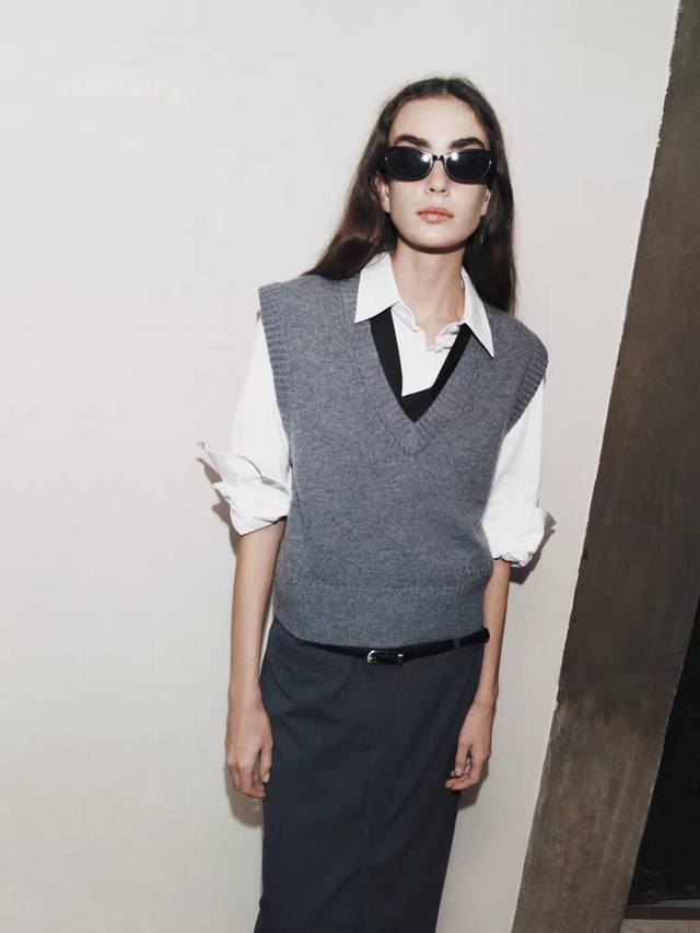 New full wool vest Size: ML