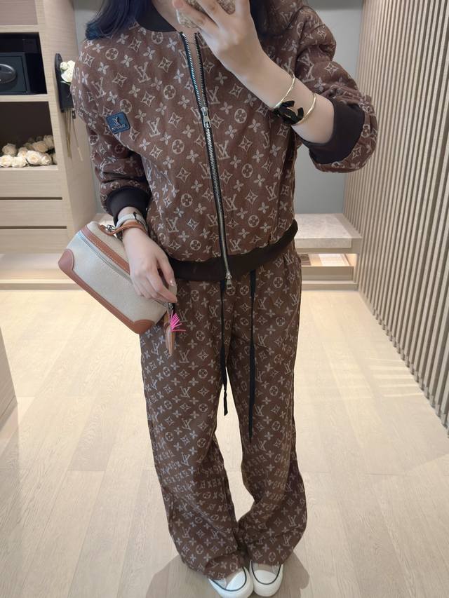 L's 25Ss early autumn new suit is fashionable and personalized. It uses jacquard