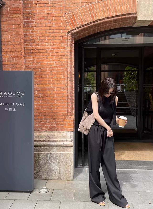 Autumn's versatile pants are highly recommended. These American retro, simple, l