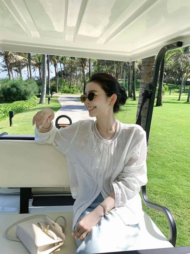 The new autumn linen handmade ethnic style embroidered blouse has a simple color