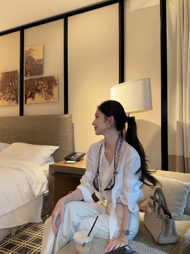 Strongly recommend the minimalist loose shirt. The classic V-neck design is a go