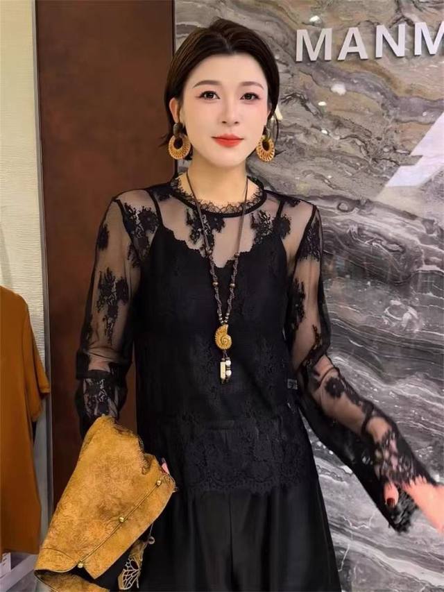 Main push: This is a hit item. This lightweight, elegant, and beautiful lace blo