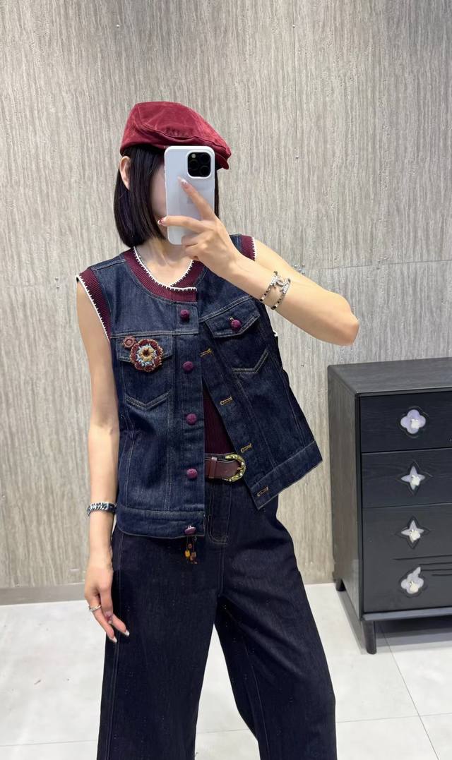 Heavy hit design with retro and elegant temperament. Three-dimensional flower de