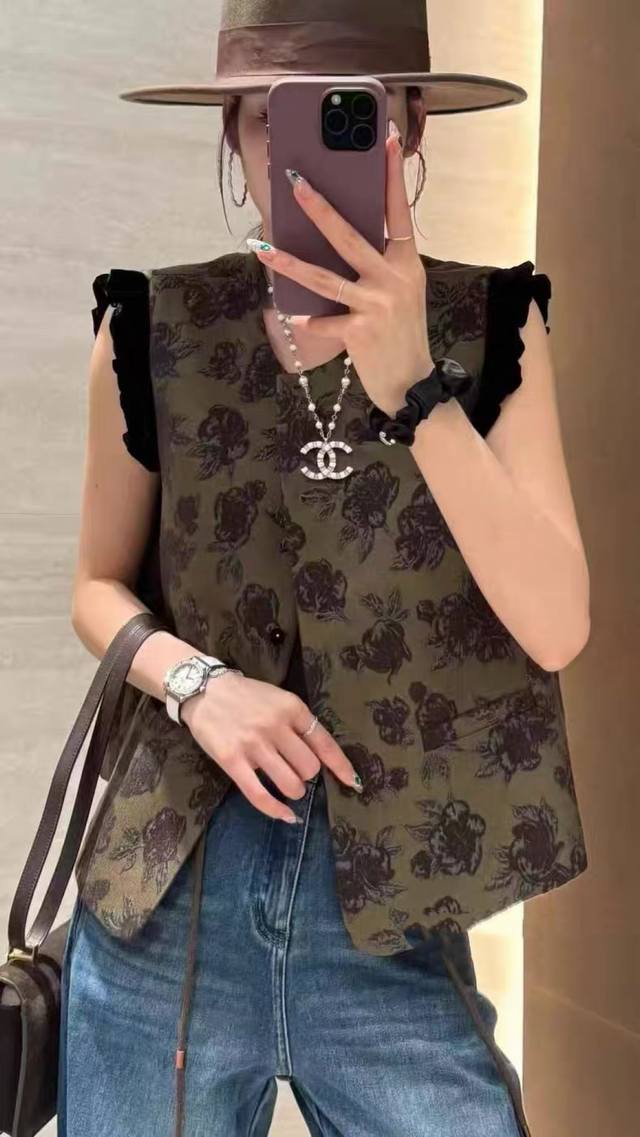 High-end heavyweight vest with Chinese traditional style jacquard. Loose and sli