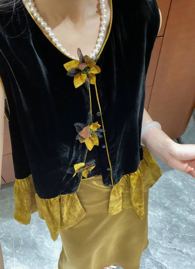 Chinese style luxury patchwork vest, classic black velvet, calm and elegant, th