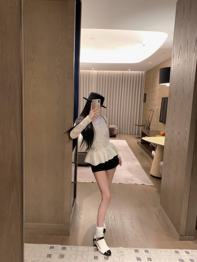 Chane* Xiaoxiang V-neck slimming hand-sewn rhinestone metal splicing ruffled bot