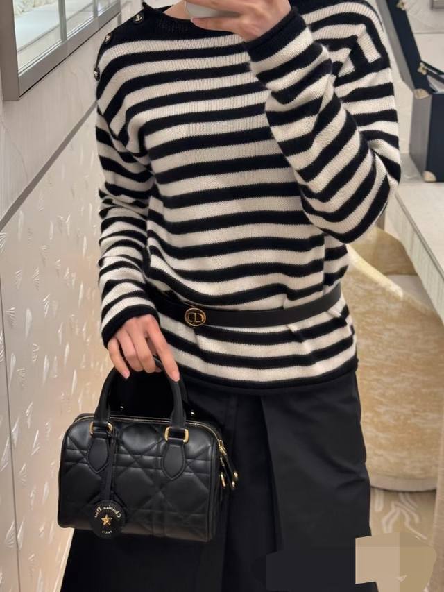 Dior new arrivals, look here! Dior has launched a new women's knitted sweater wi