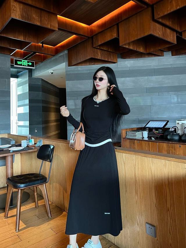 Miumiu's new early autumn round-neck fake two-piece suit with letter label decor