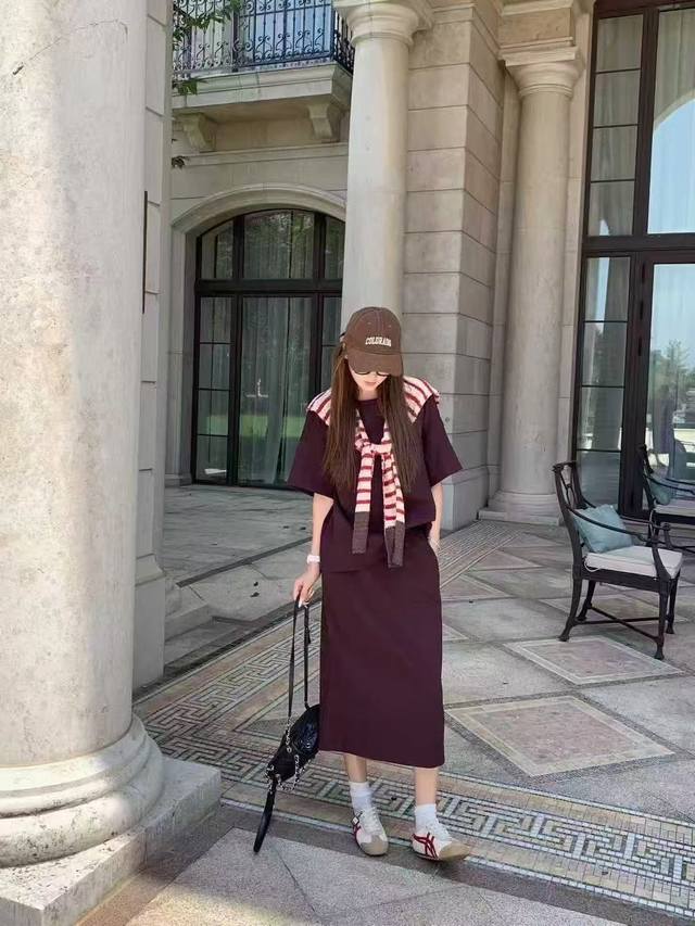 A lazy-chic cape and skirt set, a walking textbook example of elegance. The simp