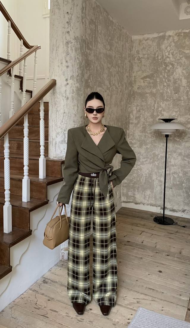 Strongly recommend the popular European plaid pants with a retro style. The high