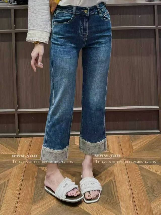 The hottest style is the flared jeans, a treasure of classic denim blue, with a