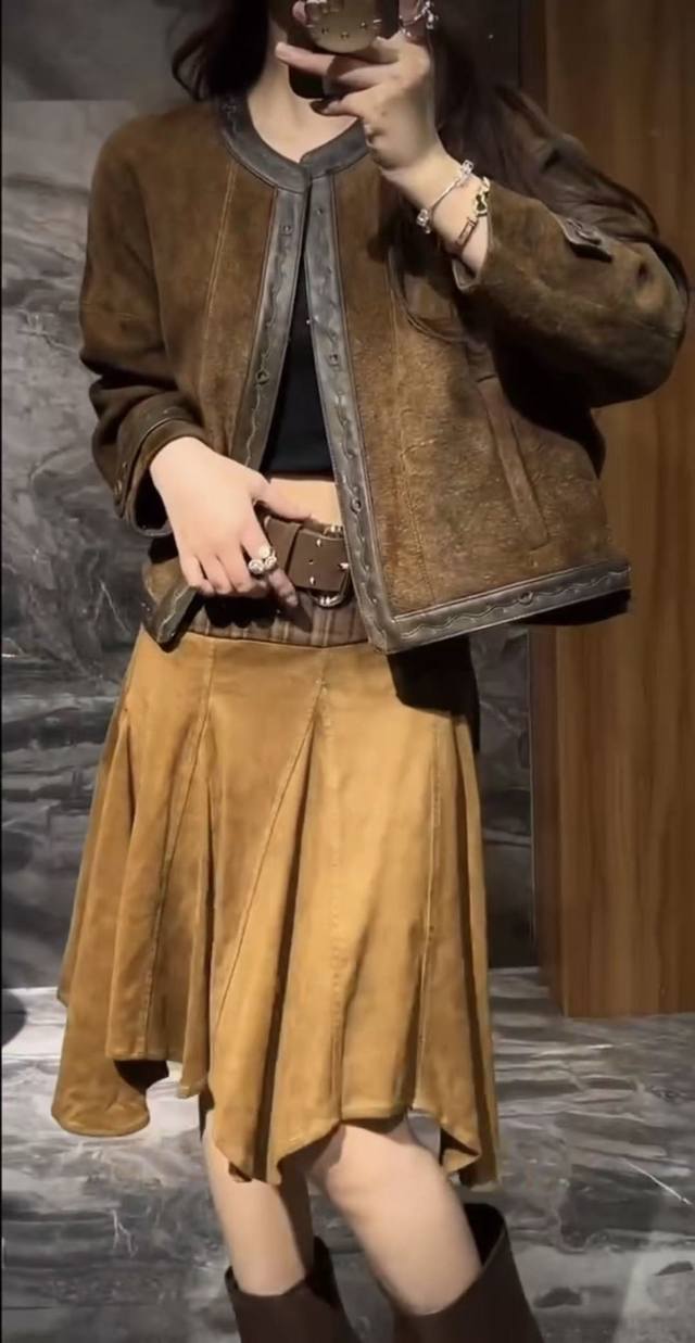 This Maillard suede irregular skirt is a work of art perfect for autumn wear. T