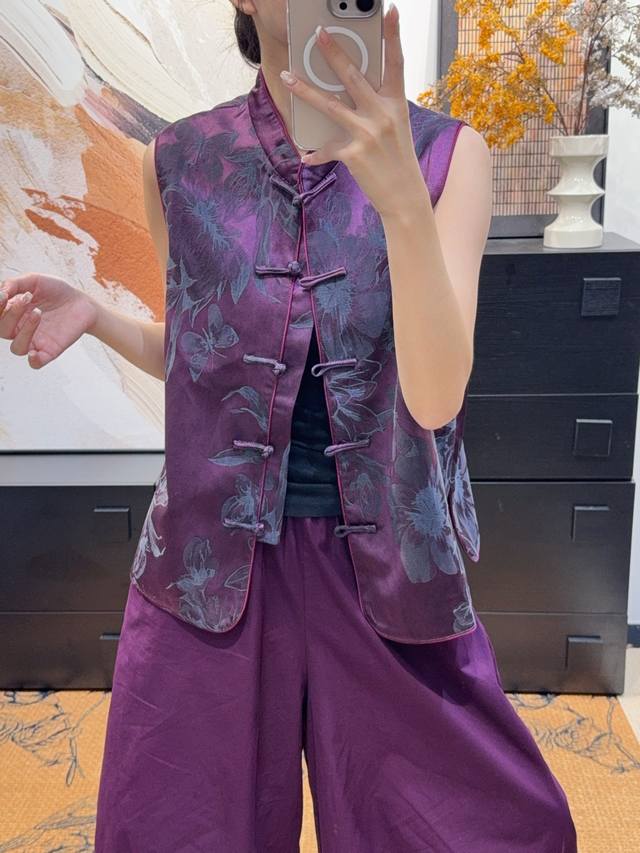 Silk color-dyed jacquard vest Chinese stand-up collar and button design, sleeve