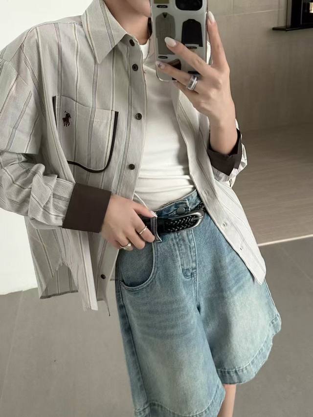 Ruff striped lapel embroidered shirt with contrasting letters on the chest. Con