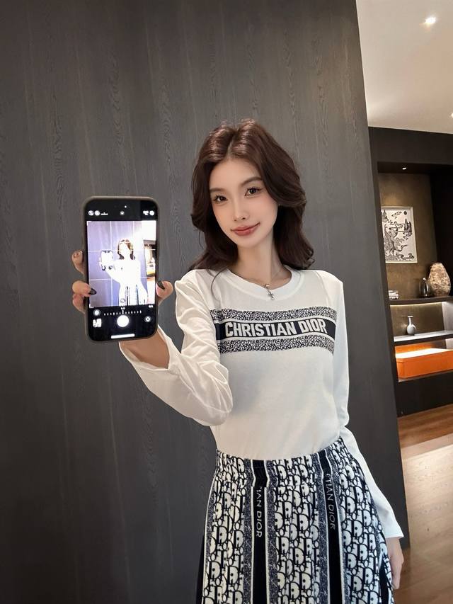 25Ss new tops are simple and elegant with contrasting colors. The upper body loo